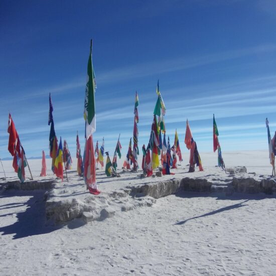 Bolivia-Salar-de-Uyuni-Flags