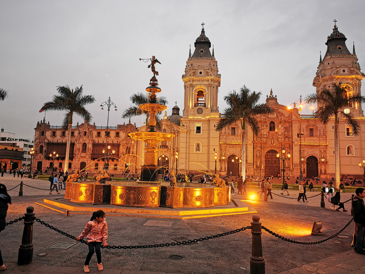 Lima-Plaza-de-Armas-Cathedral-Catedral